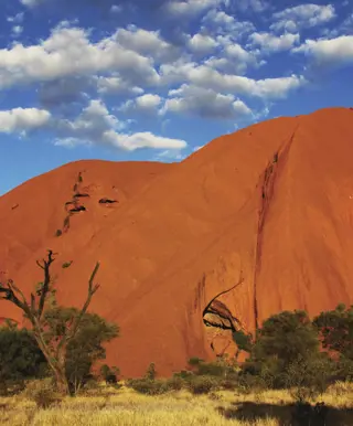 Wandere am Uluru entlang